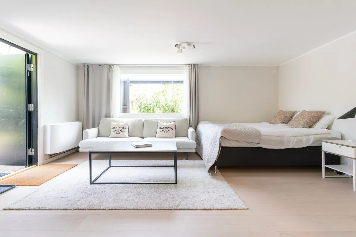 Schlafzimmer mit Nachttisch und Lampe