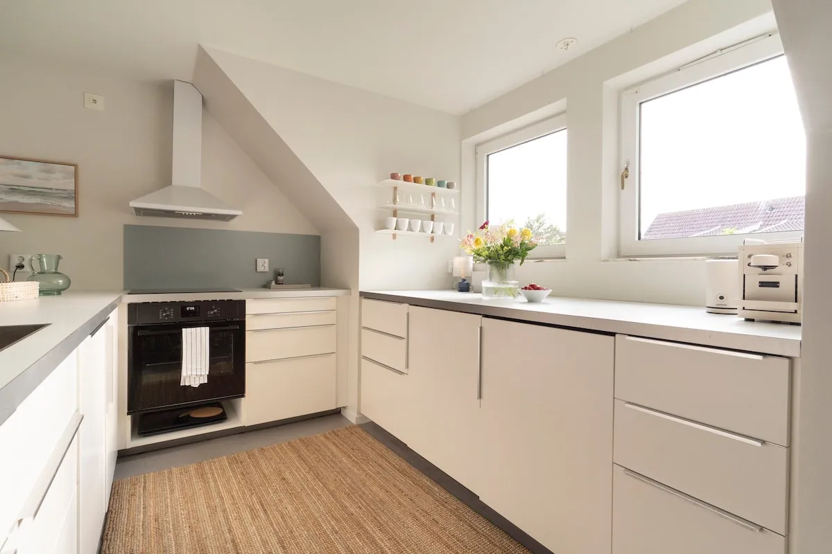 Voll ausgestattete Küche mit Induktionsherd